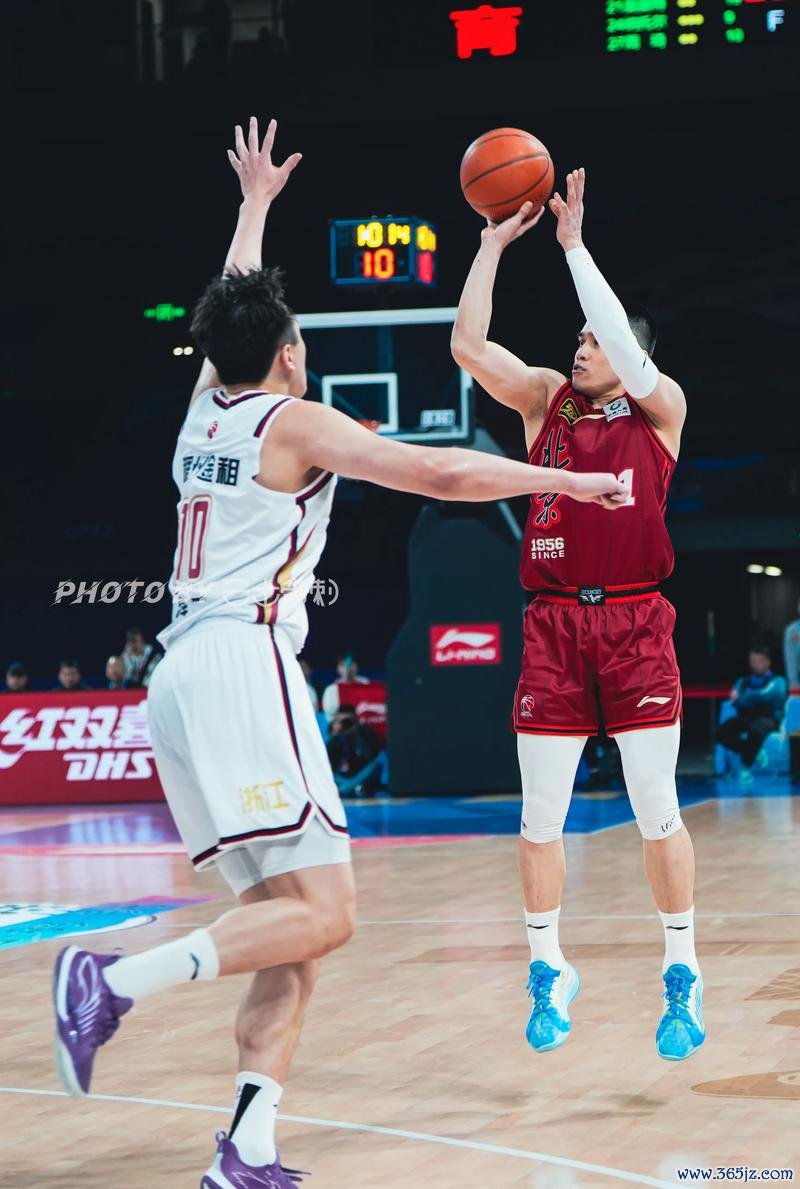 陈盈骏18+12助首钢险胜广东 福建惜败天津